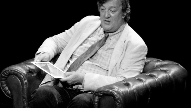 Stephen Fry portrettert som programleder