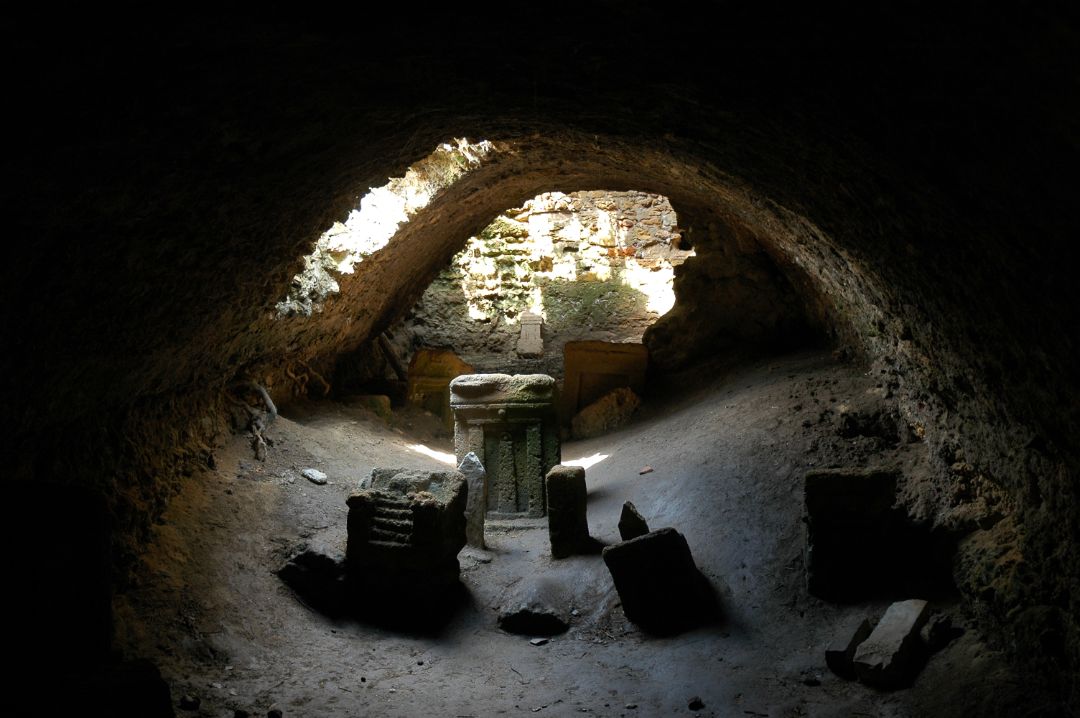 ​  Bildet viser en del av Topheten, en gravplass i utkanten av Kartago (dagens Tunisia), der man har funnet skjelettrester fra kremerte dyr og små barn. Foto: Patrick Giraud/Wikimedia Commons. ​